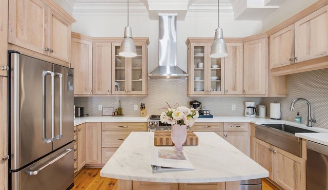 Heart of King St · Charming Condo· Private Balcony