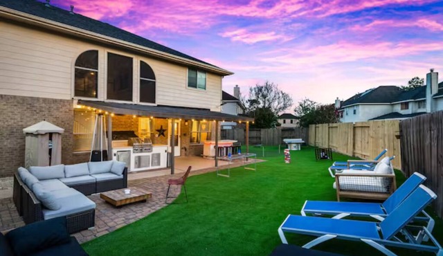 Heated Pool, has it all & close to everything. in Spring