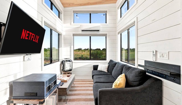 Henley, Tiny Home Escape with Hot Tub & Fire Pit in Fredericksburg in Fredericksburg