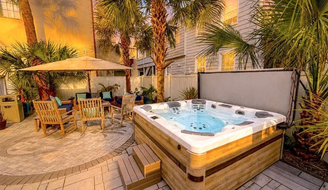 Hidden Outdoor Oasis - 1 BLOCK TO KING