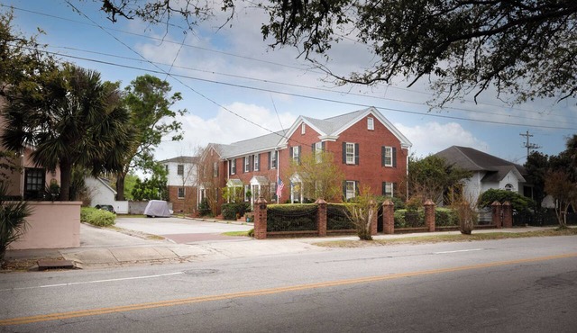 Historic Charleston Rowhome in heart of downtown, walkable, private and charming
