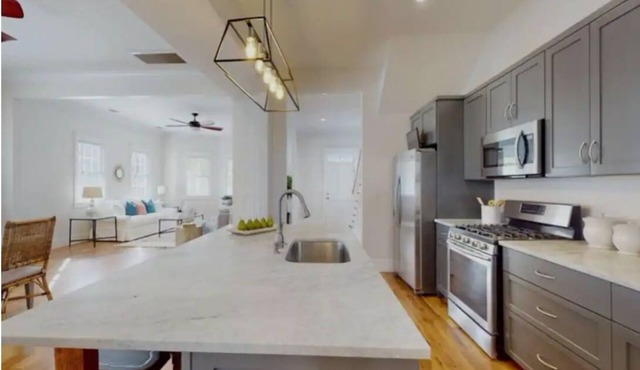 Historic Downtown 3-bedroom house in marvelous Charleston with WiFi, AC