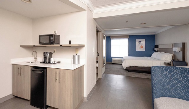 Holiday Inn Express & Suites Charleston - Northwoods by IHG