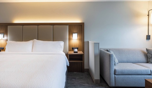 Holiday Inn Express & Suites Greenwood Mall by IHG
