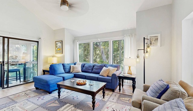 Home with patio, golf views, close to beach and restaurants