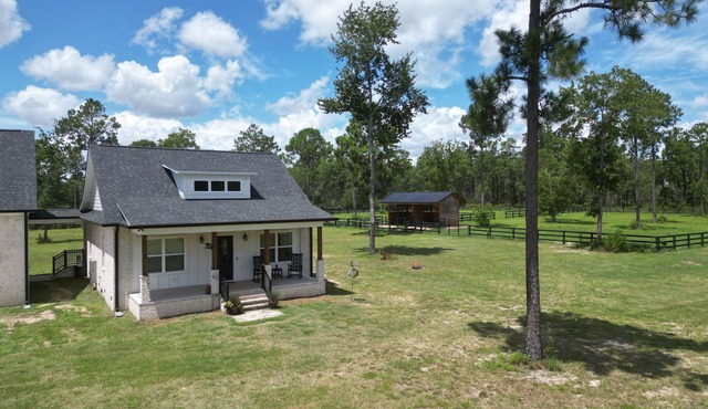 Horse Farm Stay - King Bed - Horses Welcome!