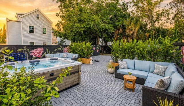 Hot tub & Parking - 3 Blocks to King