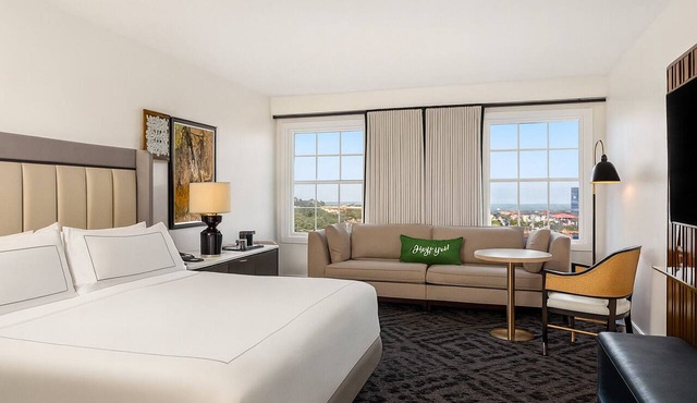 In the Heart of Downtown Charleston! Walk to King Street, w/Outdoor Pool
