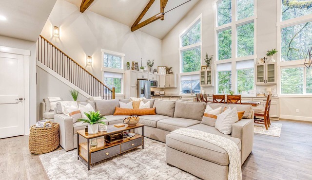 Inviting home with fireplace, sauna, full kitchen, & W&D in Welches
