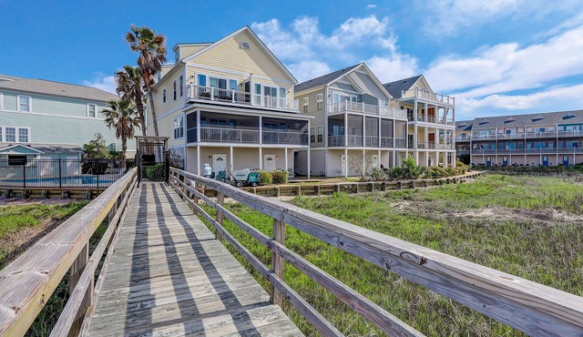 Inviting waterfront townhouse with beach access, balcony, W/D, pool & dock