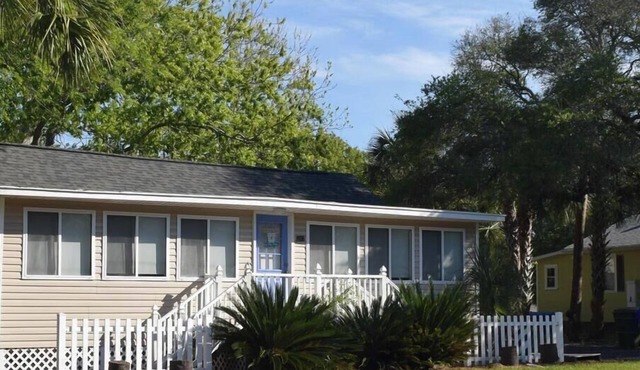 Island Center~minutes to both beach & town~Free ample parking~King Bed~Spacious!