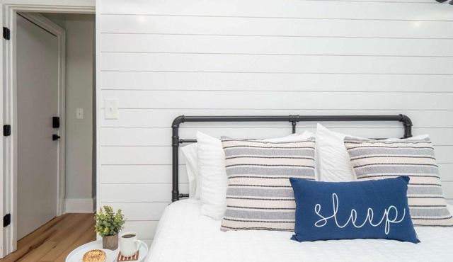 Jennifer's Modern & Comfy Broadway Walkable Stay in Providence