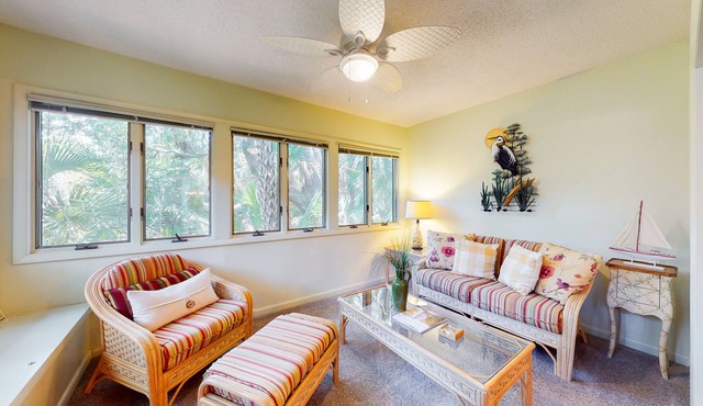 Kiawah Resort snowbird hideaway with AC, steps to beach, near golf & tennis