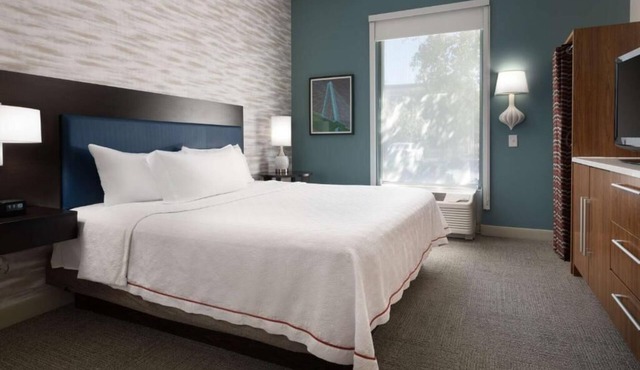 King 1BR Suite w/Kitchenette, Pool & Gym Access | 3mi to Charleston Int'l Airp