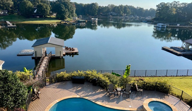 Lake Norman Cove Retreat 4-bedroom in vibrant Denver. in Denver