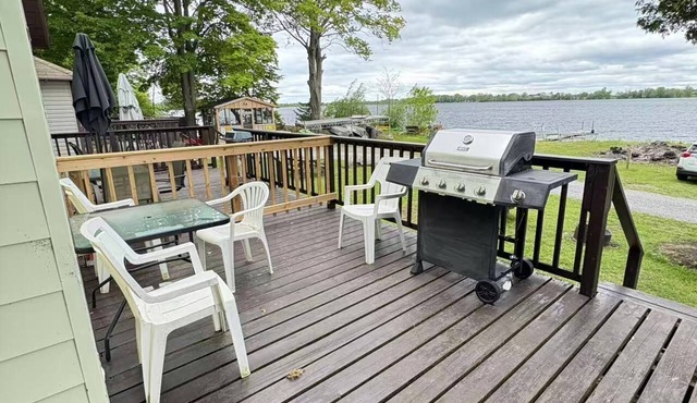 LAKEFRONT COTTAGE #3- Less than 30 minutes to Sandbanks! Fishing and boating in Prince Edward