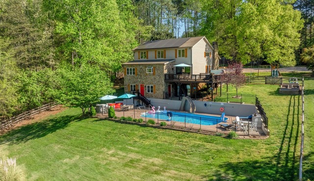 Lakefront on Lake Norman/Pool/Epic Game room/Pickleball Court/Hot Tub