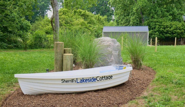 Lakeside Family Cottage - Walk To Lake & Marina, Grill + Firestone, Private Deck! 20% OFF DISCOUNT!