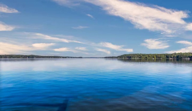 Lakeside retreat! Sunset view, newly remodeled+ new dock! Visit our lake!