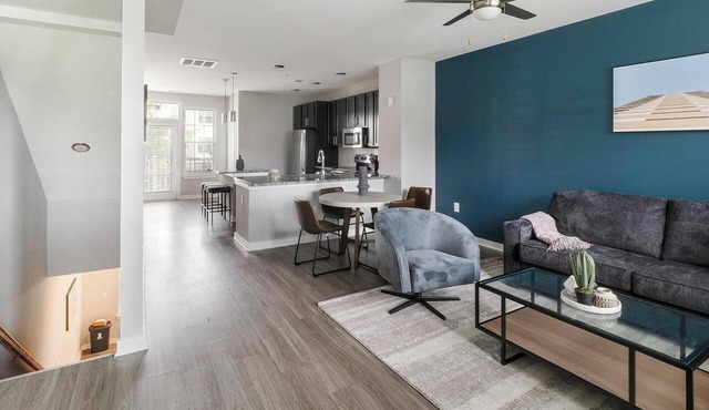 Landing | Spectacular 2BD, Pool, Gym