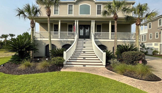 Large golf course retreat home with beautiful views overlooking the Wando River