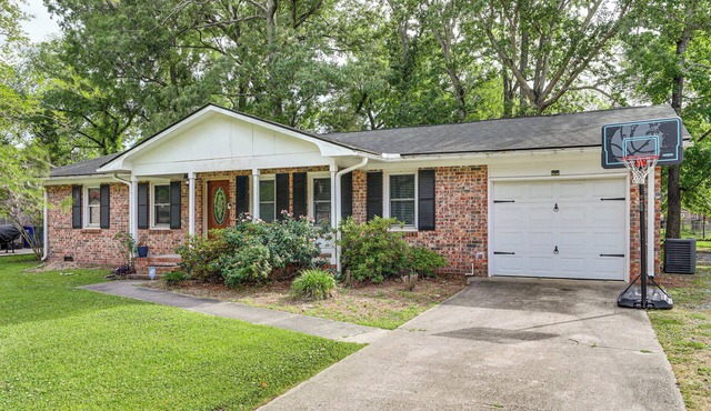 Large Yard & Fire Pit! Pet-Friendly Home in Ladson