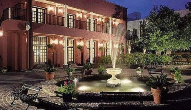 Lodge Alley Inn with fireplace, near College of Charleston