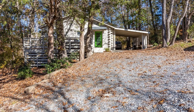 Log Cabin with private dock on Lake Wylie in Clover