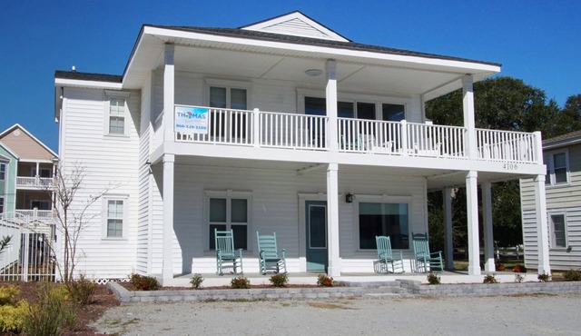 Luxury home w/large private pool, spacious sundeck-complete paradise-short distance from beach