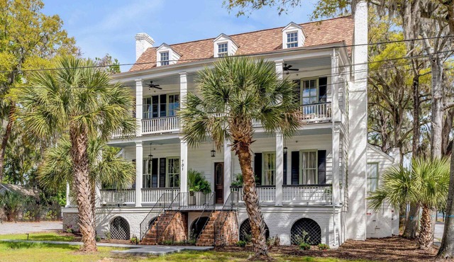 Luxury King Suite w. Waterviews at Historic B&B