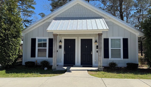 Luxury Lodging, Lakefront View, 2 Queen Beds w/Private Bath, Private Patio.