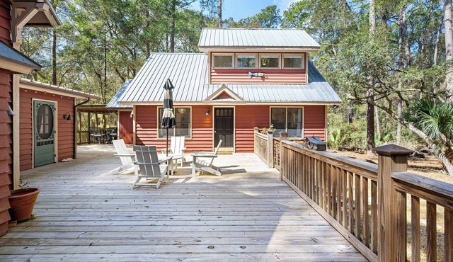 Marsh Mellow Cottage- Cozy and Golf Cart Included