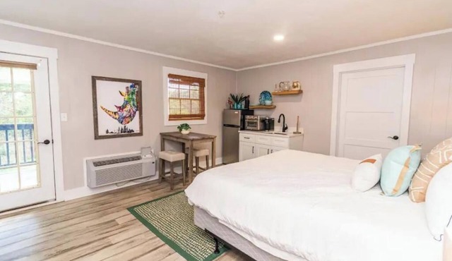MARU, a Cozy Stay for Two in the Lodge of Karoo at Smith Mountain Lake in Wirtz