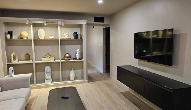 Modern 2 Bed, 2 Bath Ground Floor Apartment with Private Backyard