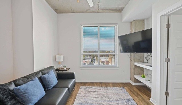 Modern Stay Walkable to King St - Private Balcony