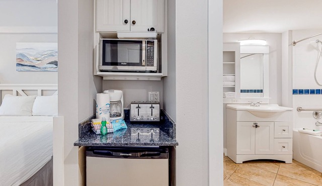Modern studio condo with pool, tennis, & golf in Miramar Beach