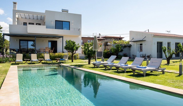 MOUSIKI, elegant villa with pool, terrace, and garden. 450 m from the beach in Chania