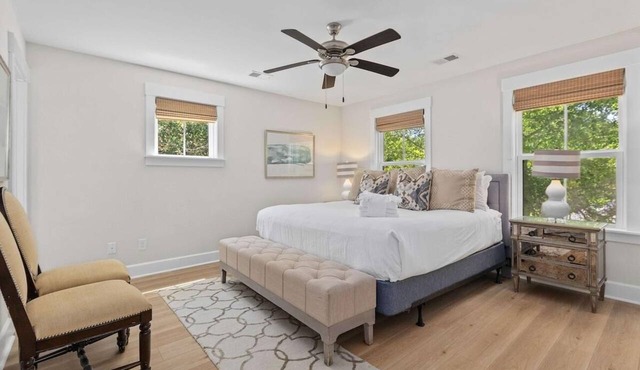 Mt Pleasant Beach Retreat- Mins to Beach-hot Tub