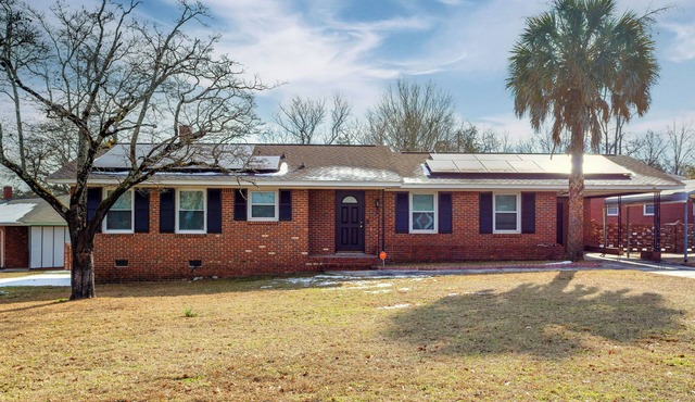 Near Medical Centers & Fort Jackson! Quiet Home