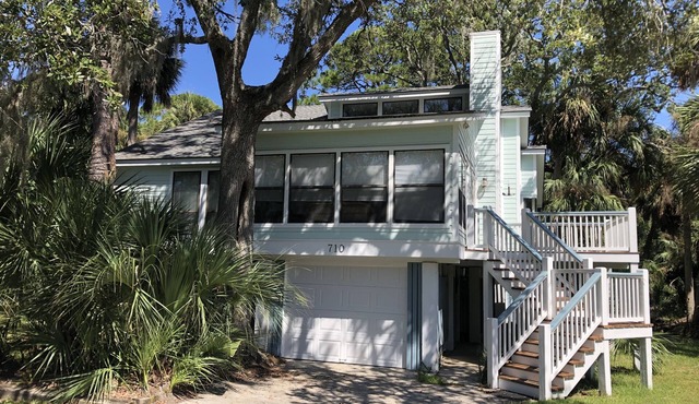 NEW LISTING - Charming 3 bedroom home on quiet street close to beach access