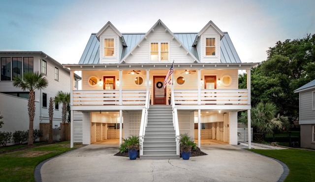 New Listing! Views, Dock & Pet Friendly! Large Private Pool!