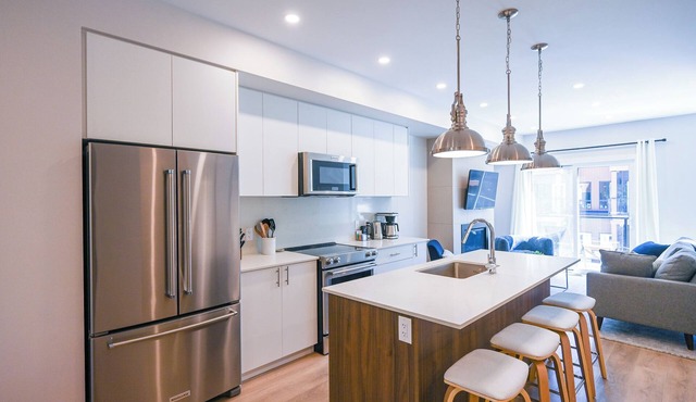 NEW Slope-side Townhouse at Panorama with hot tub and mountain views in Panorama