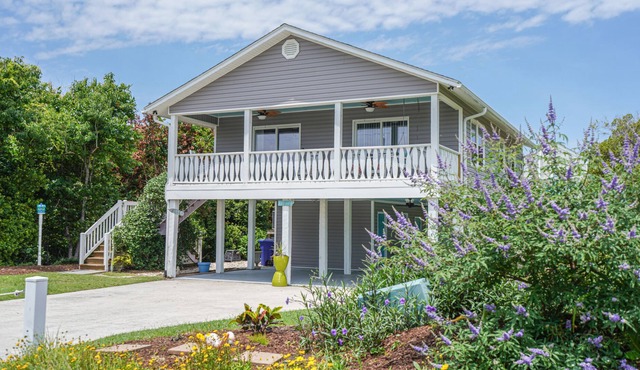 Newly Remodeled, Seaside Cottage, 2nd Row, just steps from the Best Beach in NC! in Emerald Isle