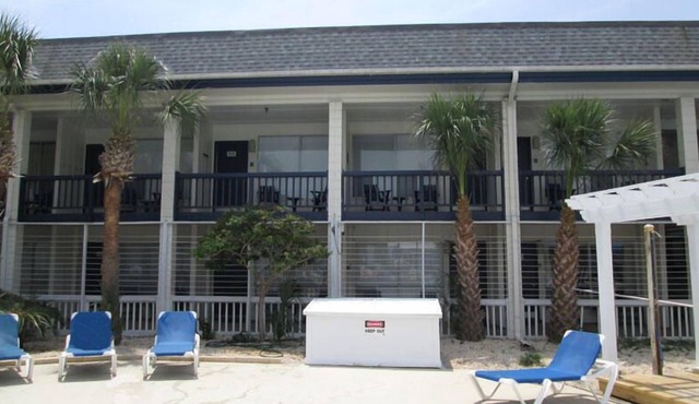 Newly Updated Poolside Studio Steps from Beach, Sandbar, & Tennis