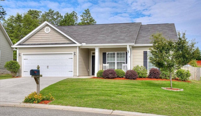 Nice place to relax. Spacious, clean, and close to everything. Great backyard.