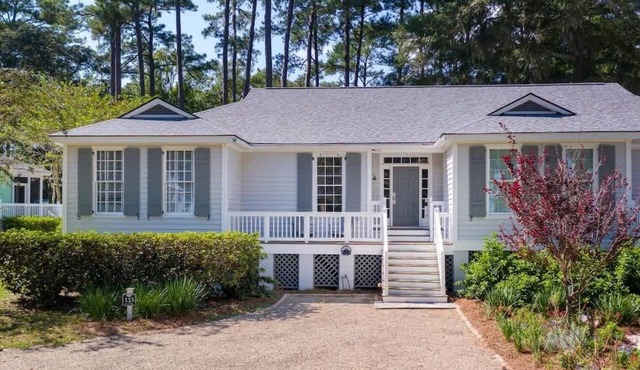 Oak Breeze Cottage - Pet Friendly with Golf Cart