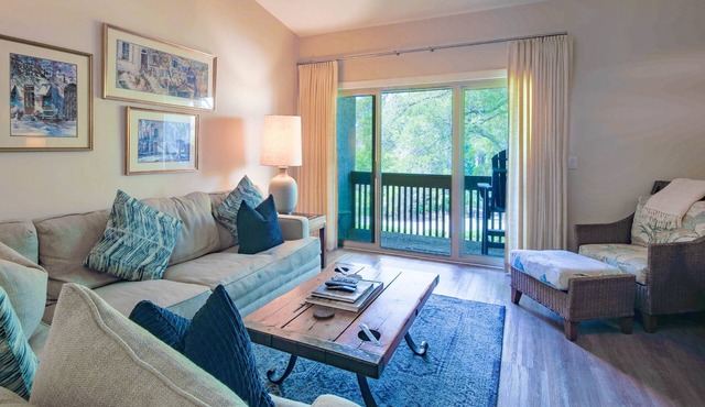 Only a 2 Minute Walk to Salty Dog, Pool, Marina & Beach! Perfect South Beach Vacation Getaway!