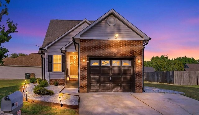 Paris Grove Cottage, Clayton 3B, 2.5B with King Beds
