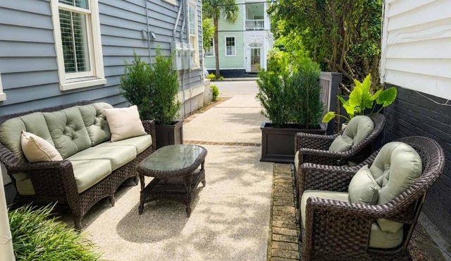 Patio Porches and Parking - 2 Blocks to King