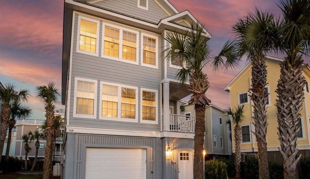 Pavilion a la Plage on Isle of Palms PORCH, GAS GRILL, STEPS FROM THE BEACH!